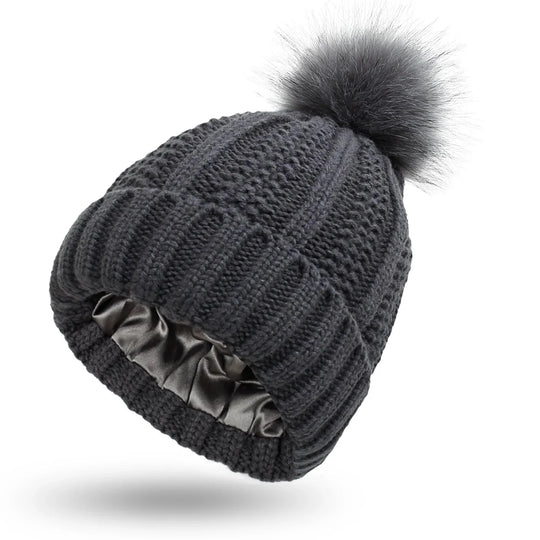 Frizzly | Satin-Gefütterte Strickmütze – Warm und Modisch für den Winter
