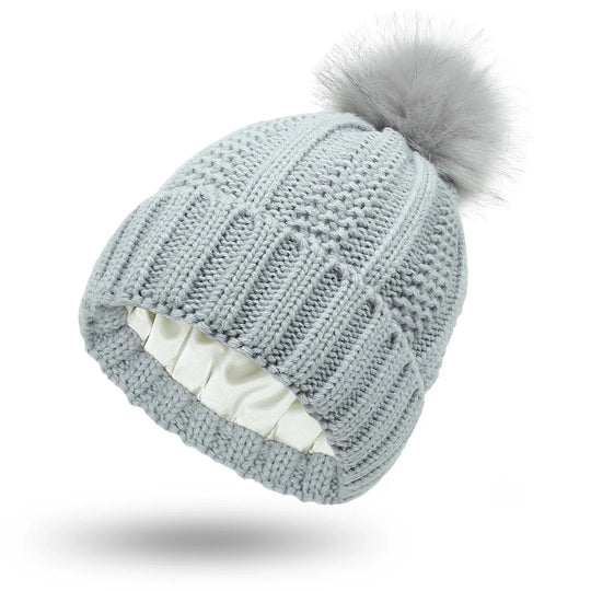 Frizzly | Satin-Gefütterte Strickmütze – Warm und Modisch für den Winter