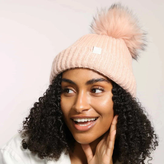 Frizzly | Satin-Gefütterte Strickmütze – Warm und Modisch für den Winter
